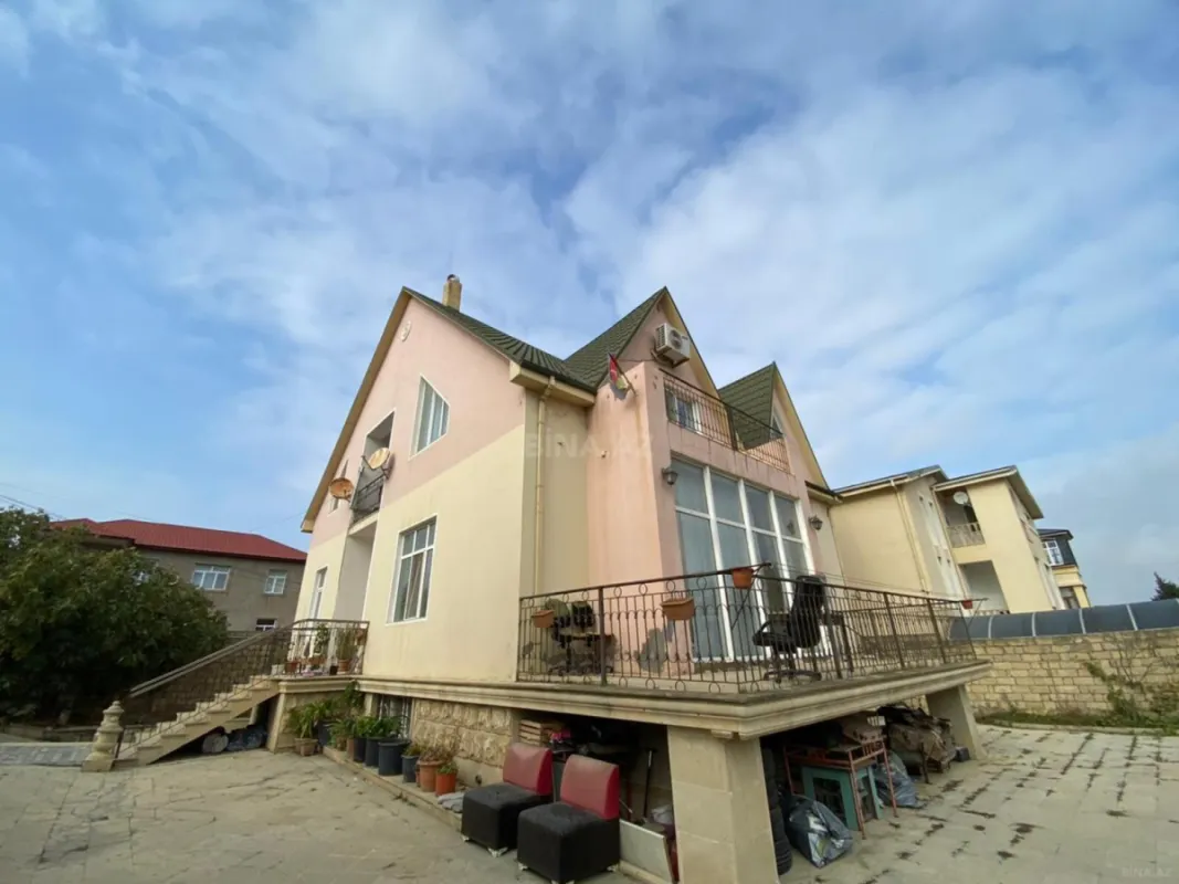 Satılır 6 otaqlı həyət evi 300 m²