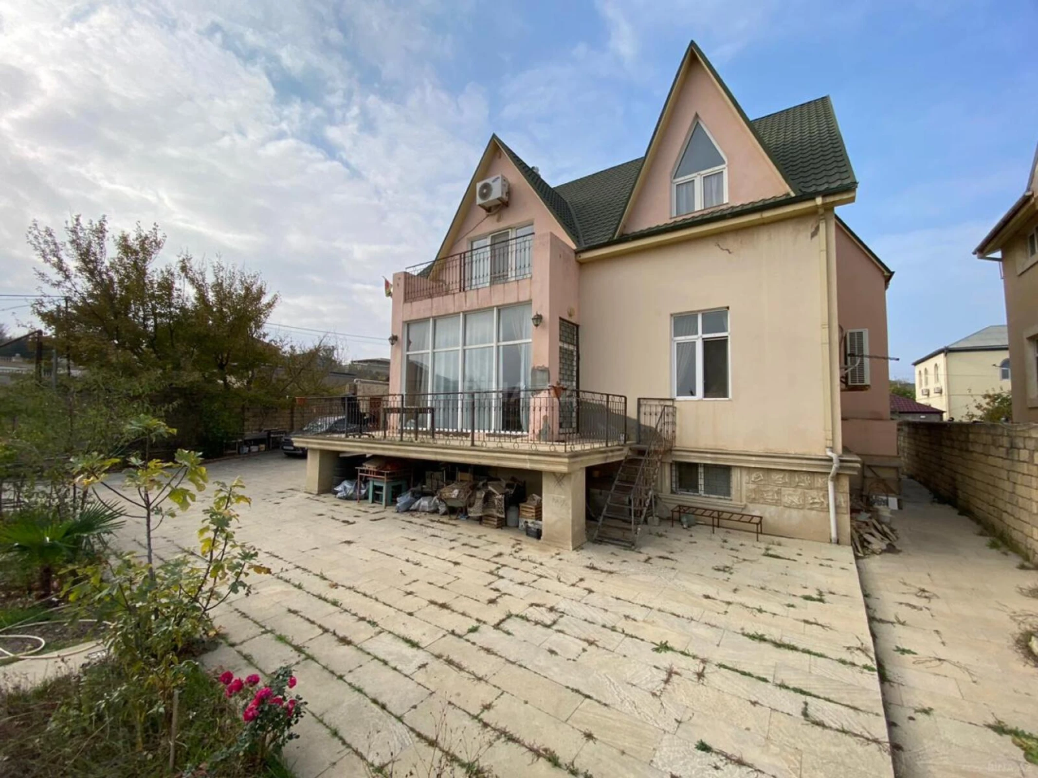 Satılır 6 otaqlı həyət evi 300 m²