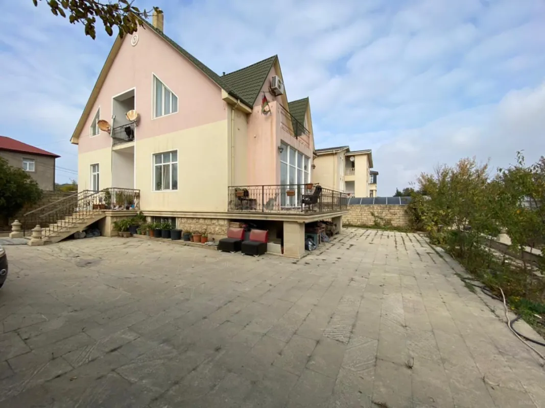 Satılır 6 otaqlı həyət evi 300 m²