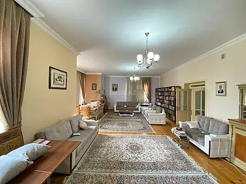Satılır 6 otaqlı həyət evi 300 m²