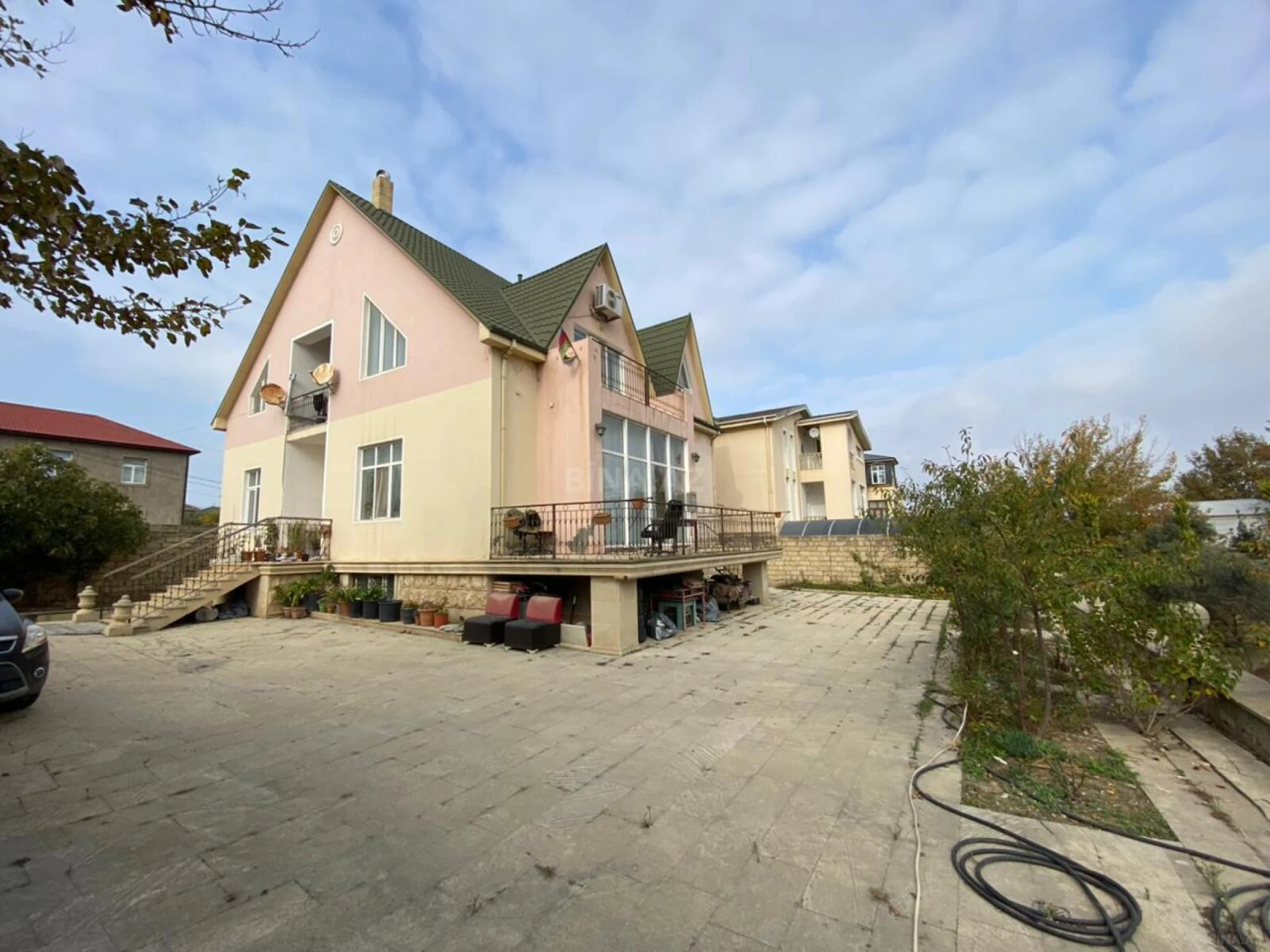 Satılır 6 otaqlı həyət evi 300 m²