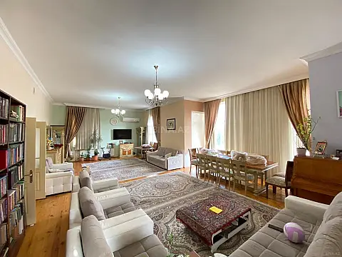 Satılır 6 otaqlı həyət evi 300 m²