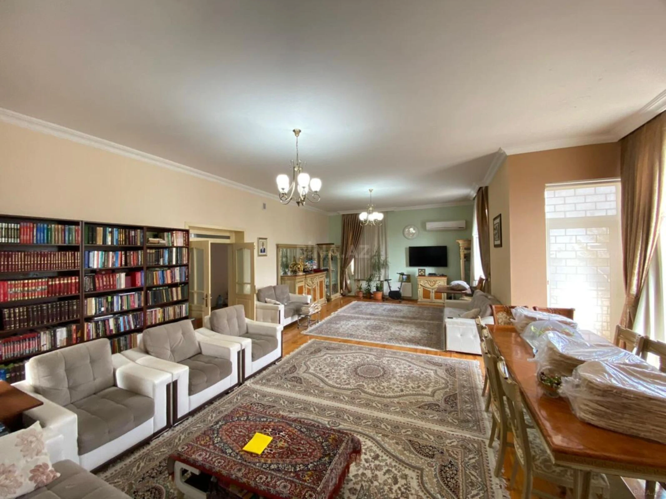 Satılır 6 otaqlı həyət evi 300 m²