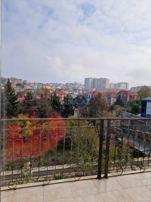 Satılır 6 otaqlı həyət evi 300 m²