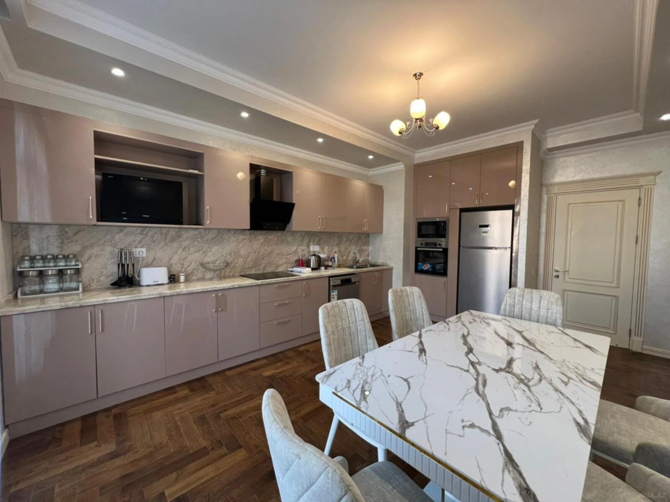 Kirayə verilir 2 otaqlı mənzil 97 m²