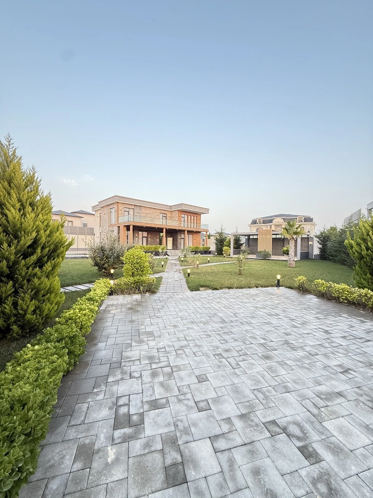 Satılır 6 otaqlı həyət evi 450 m²