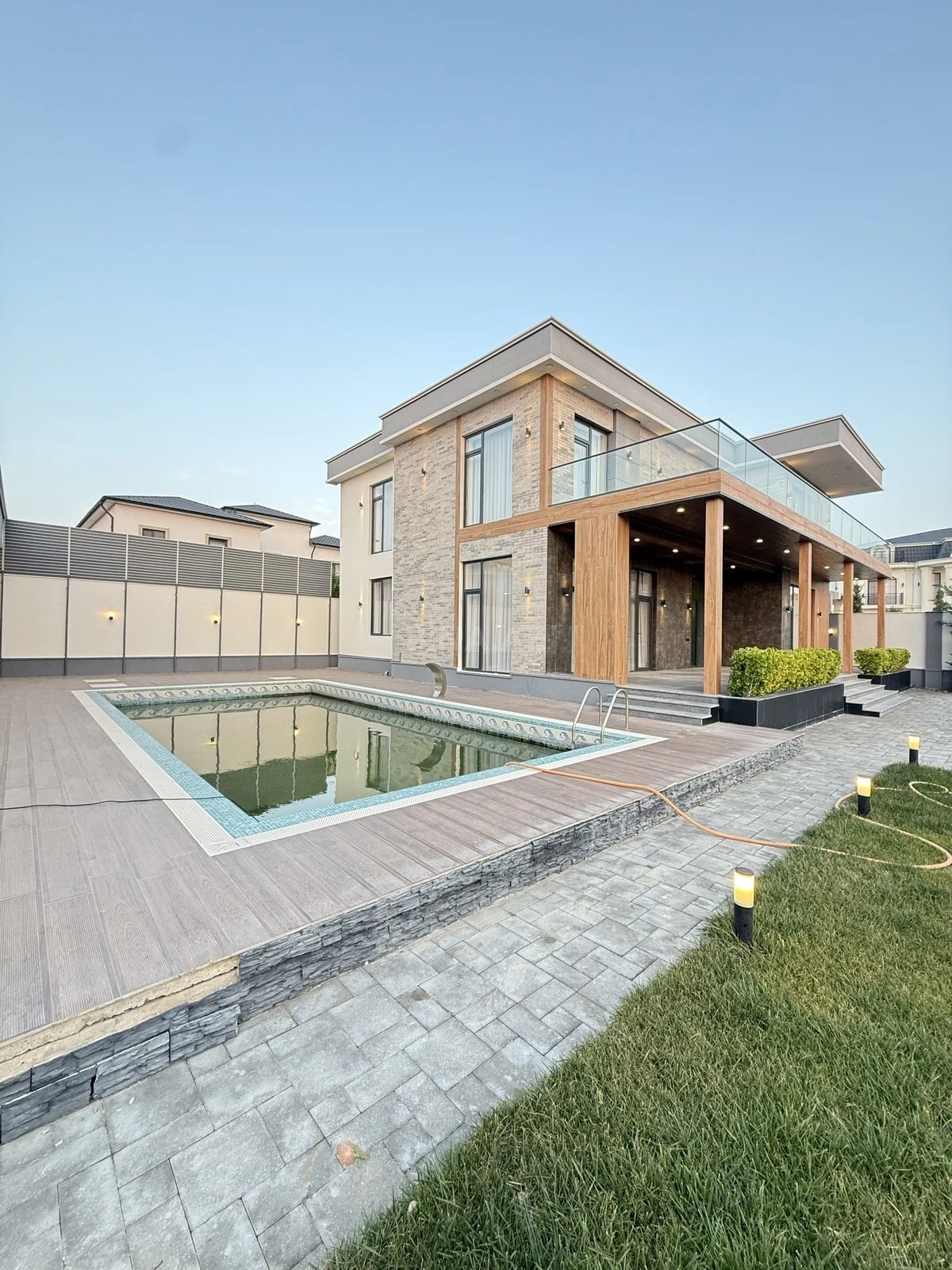 Satılır 6 otaqlı həyət evi 450 m²