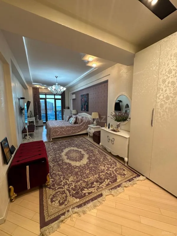 Satılır 5 otaqlı mənzil 240 m²
