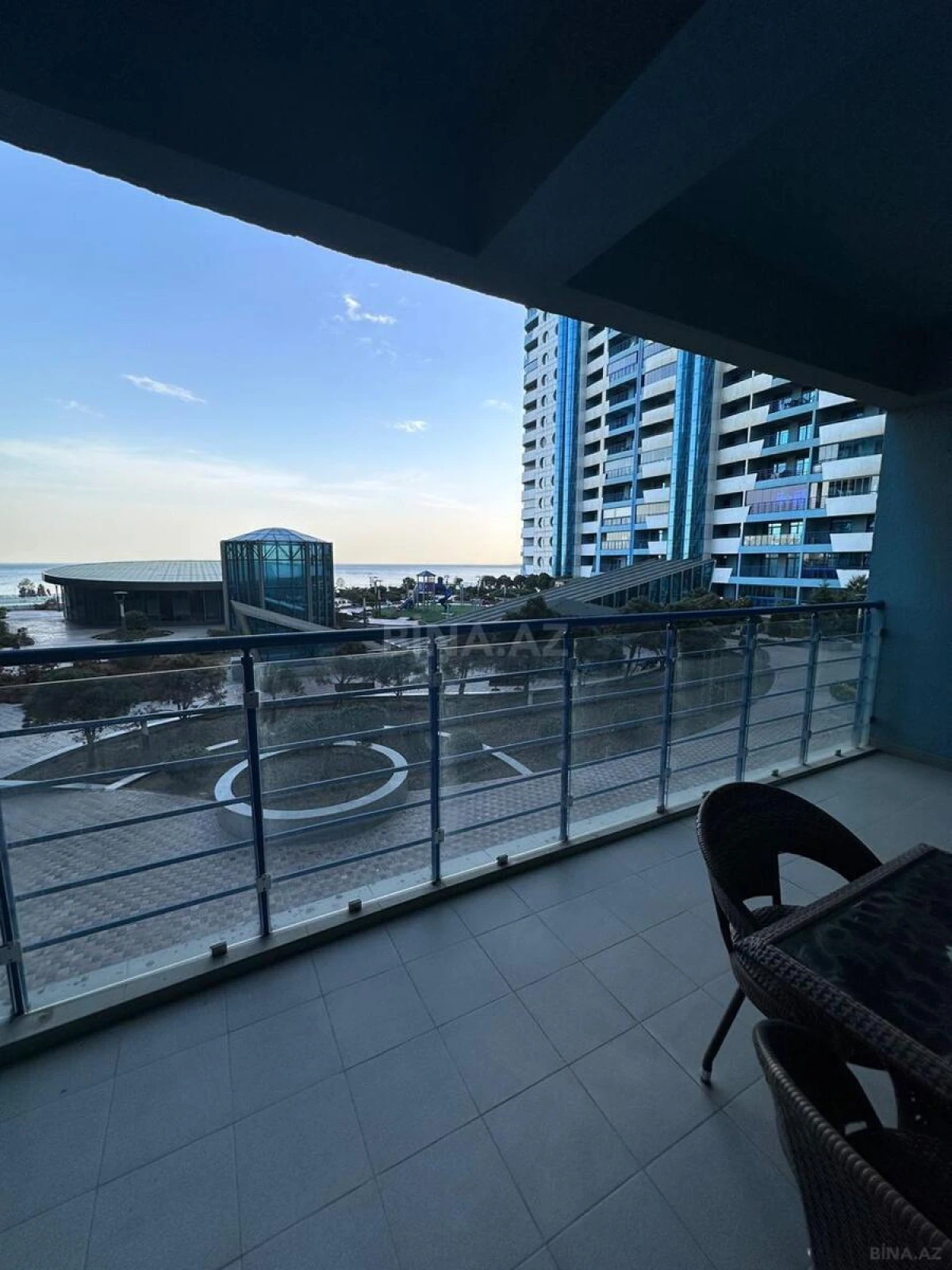 Satılır 5 otaqlı mənzil 240 m²