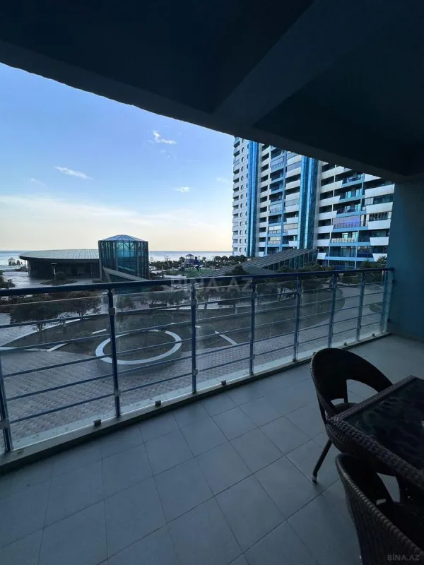 Satılır 5 otaqlı mənzil 240 m²