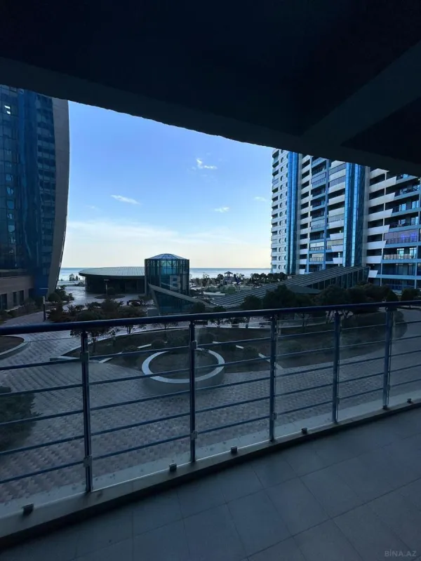 Satılır 5 otaqlı mənzil 240 m²