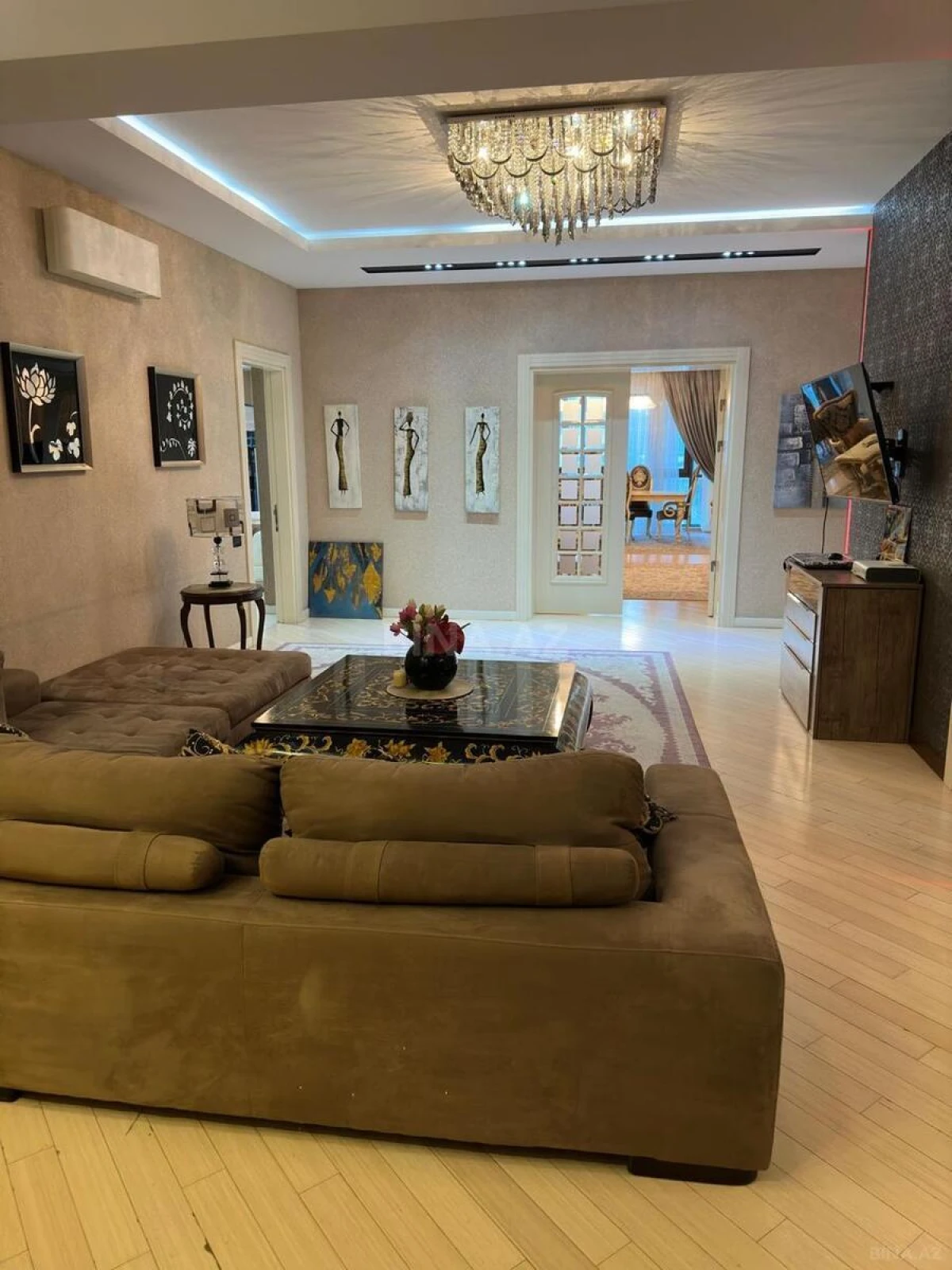 Satılır 5 otaqlı mənzil 240 m²