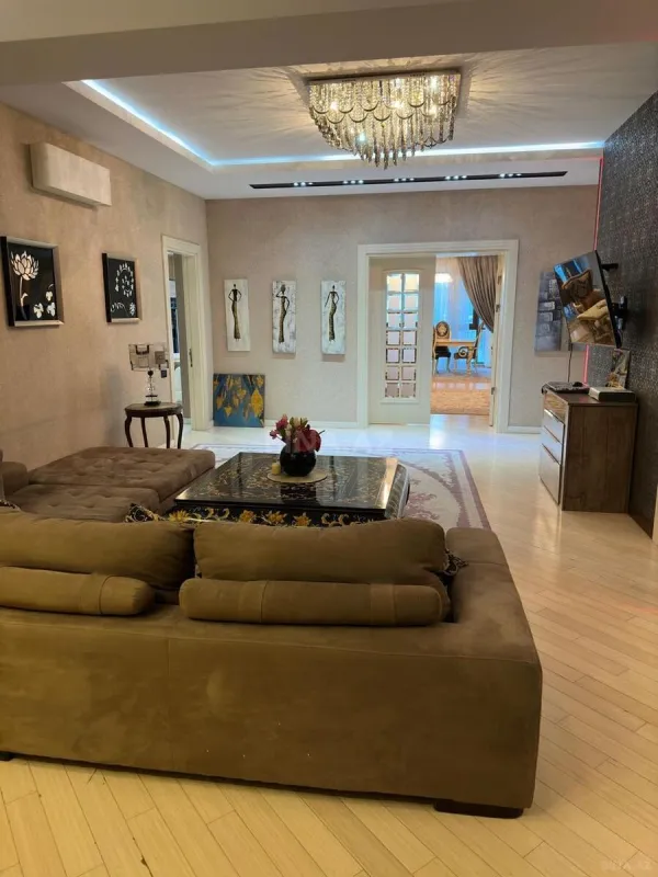Satılır 5 otaqlı mənzil 240 m²