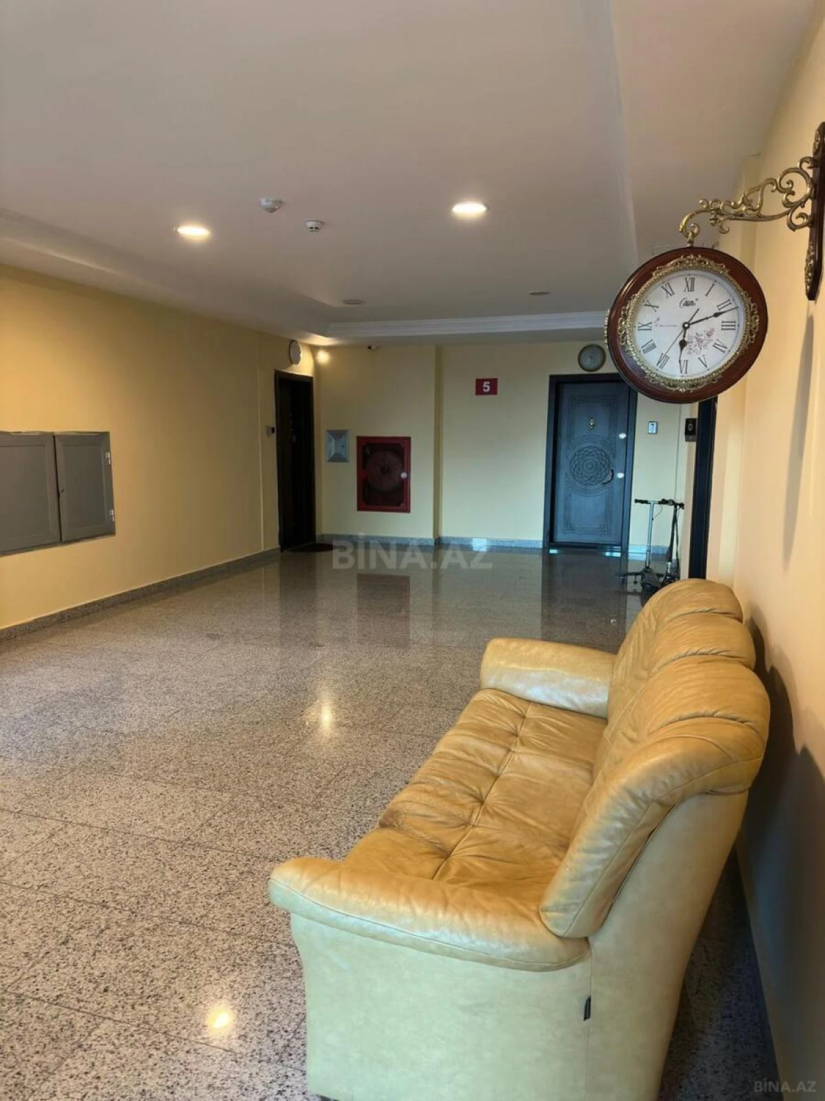 Satılır 5 otaqlı mənzil 240 m²
