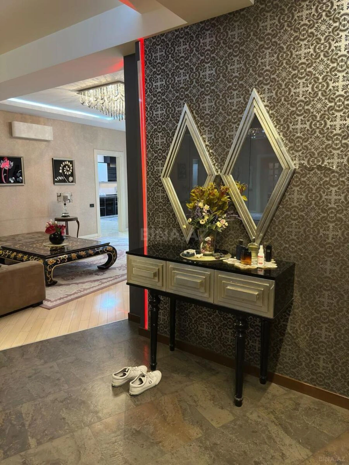 Satılır 5 otaqlı mənzil 240 m²