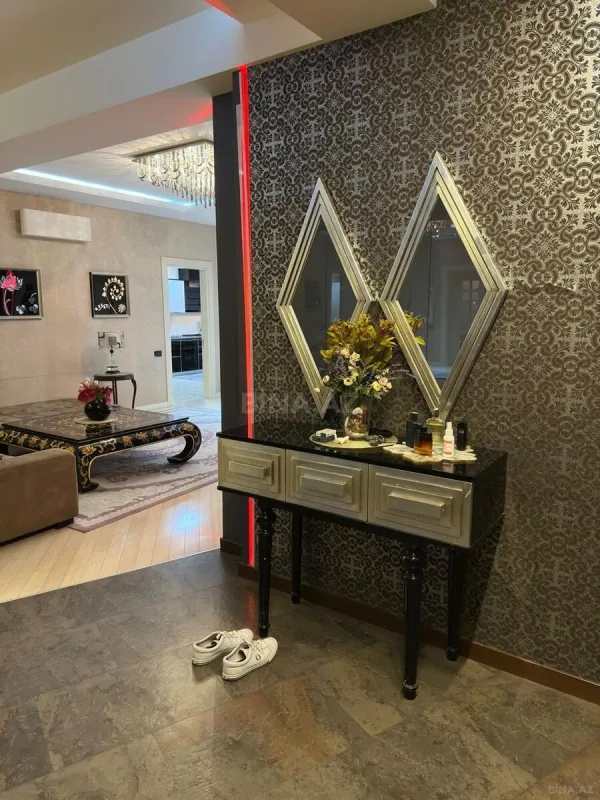 Satılır 5 otaqlı mənzil 240 m²