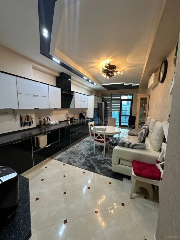 Satılır 4 otaqlı mənzil 250 m²