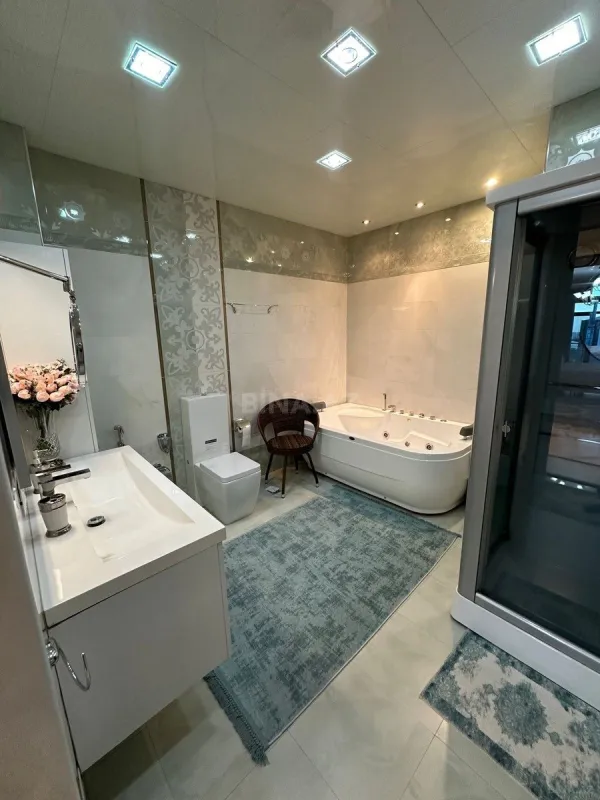 Satılır 4 otaqlı mənzil 250 m²