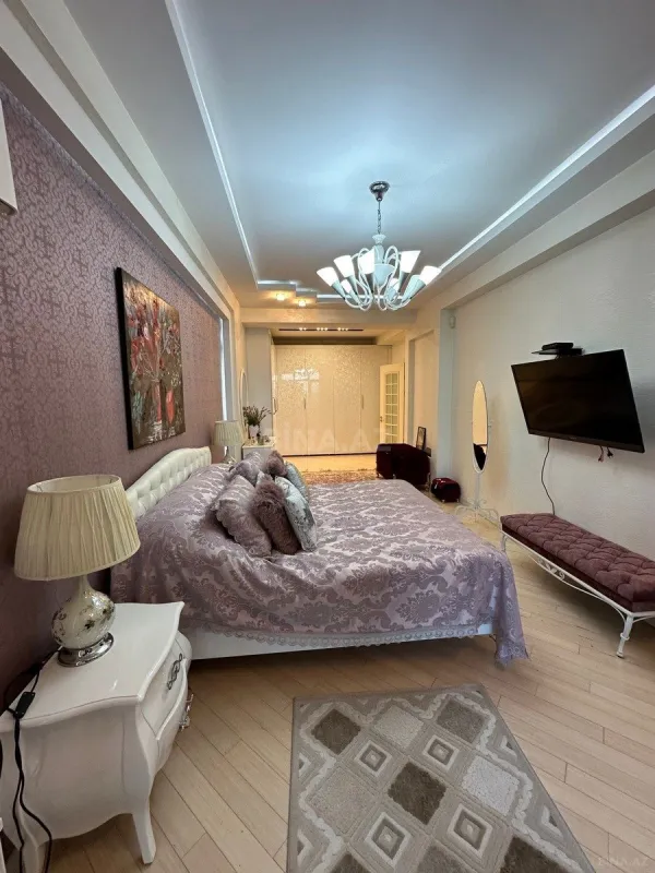 Satılır 4 otaqlı mənzil 250 m²