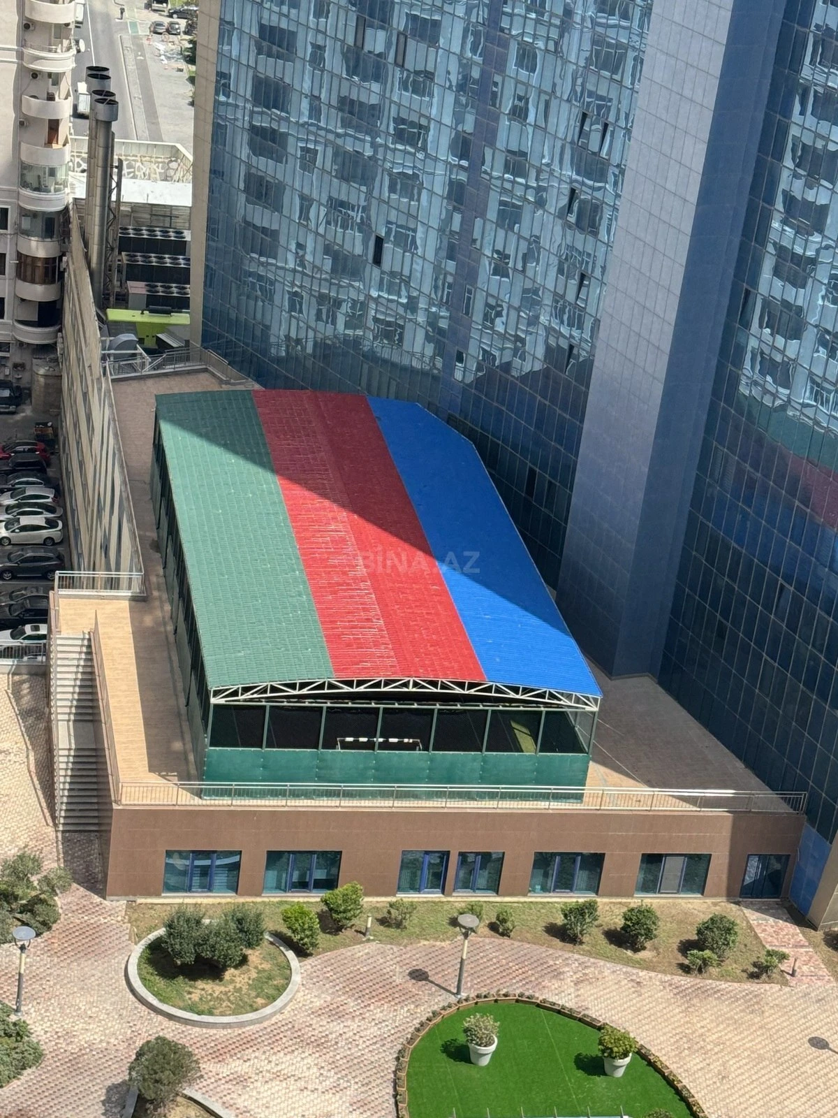 Satılır 4 otaqlı mənzil 250 m²