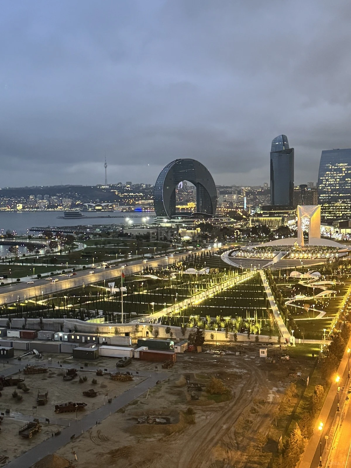 Satılır 4 otaqlı mənzil 250 m²