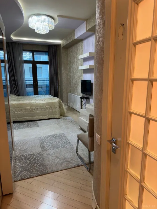 Satılır 4 otaqlı mənzil 250 m²