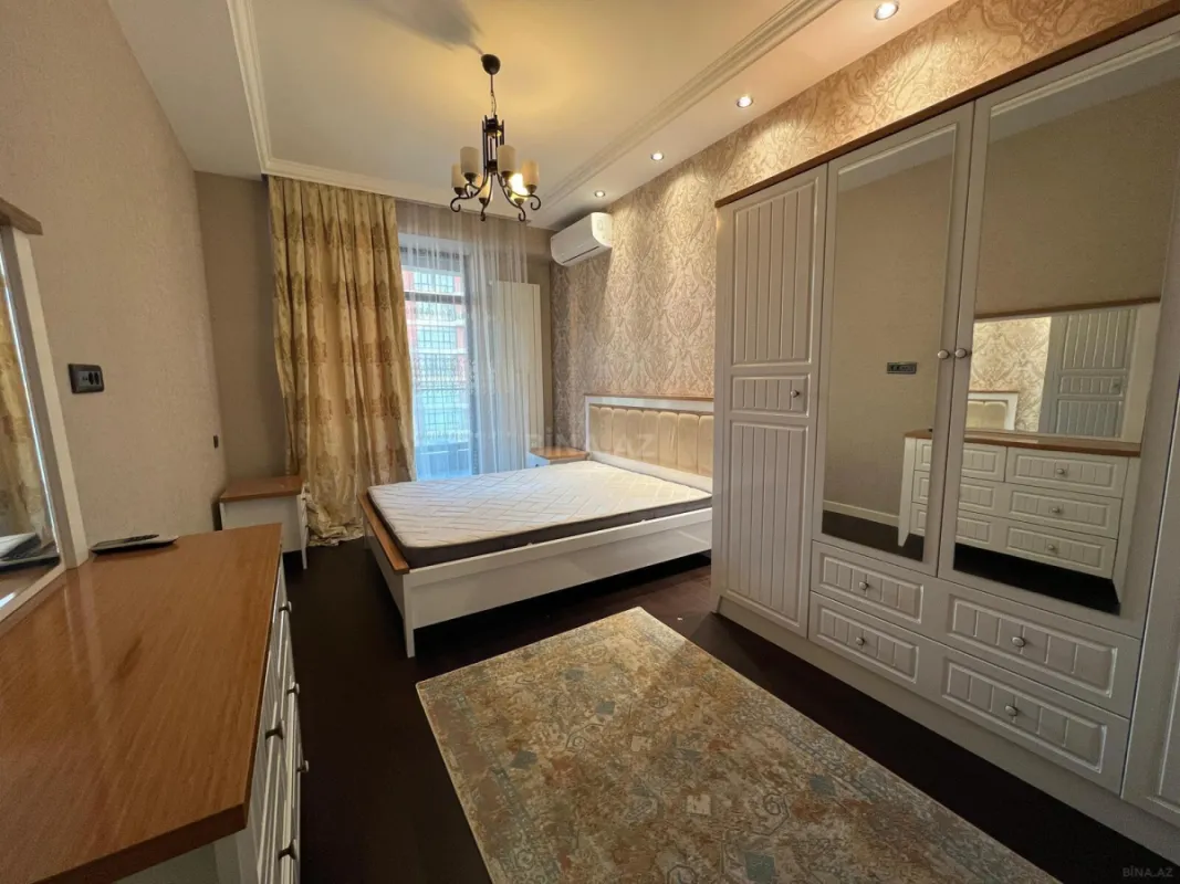 Satılır 4 otaqlı mənzil 178 m²