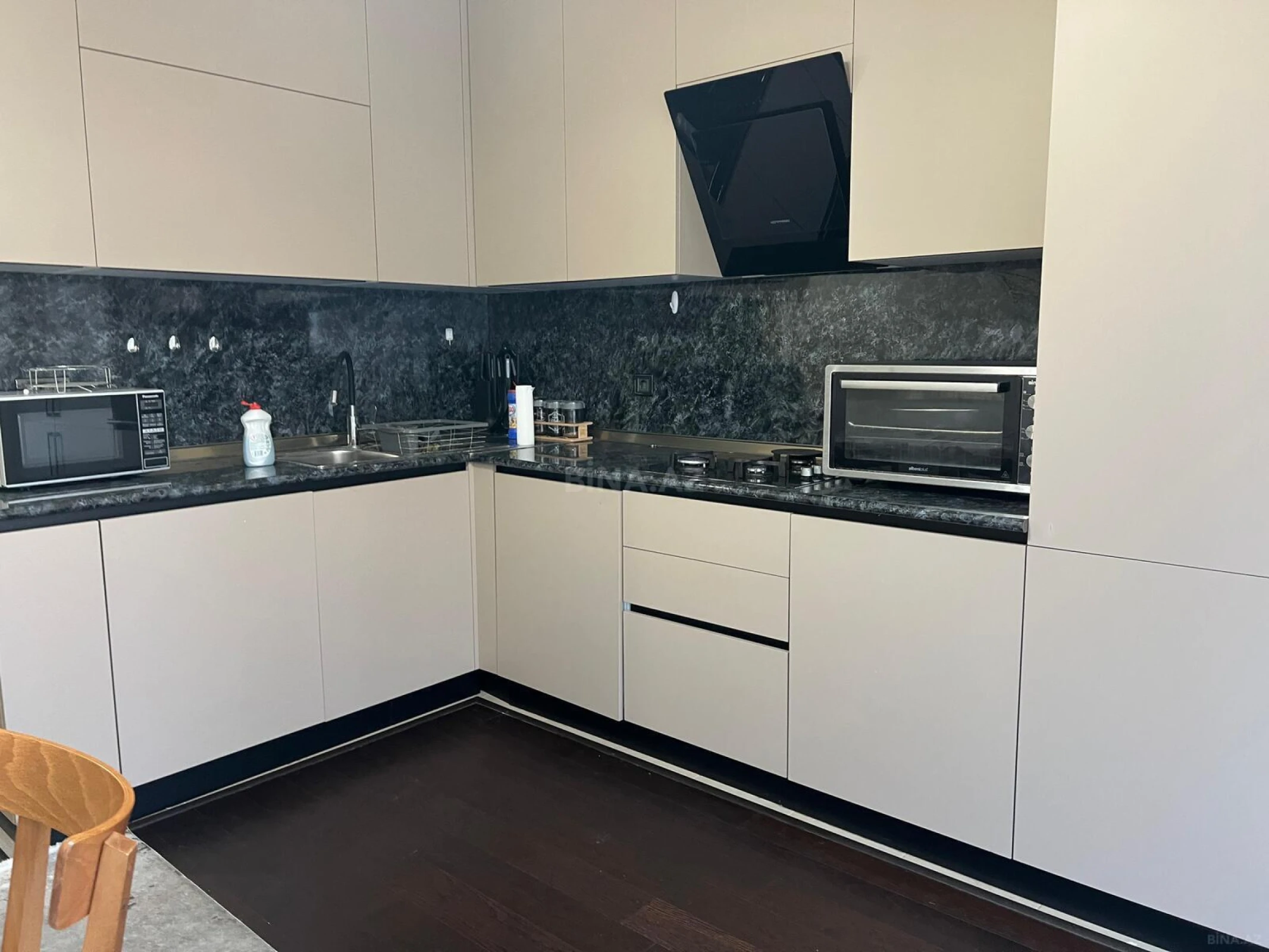 Satılır 4 otaqlı mənzil 178 m²