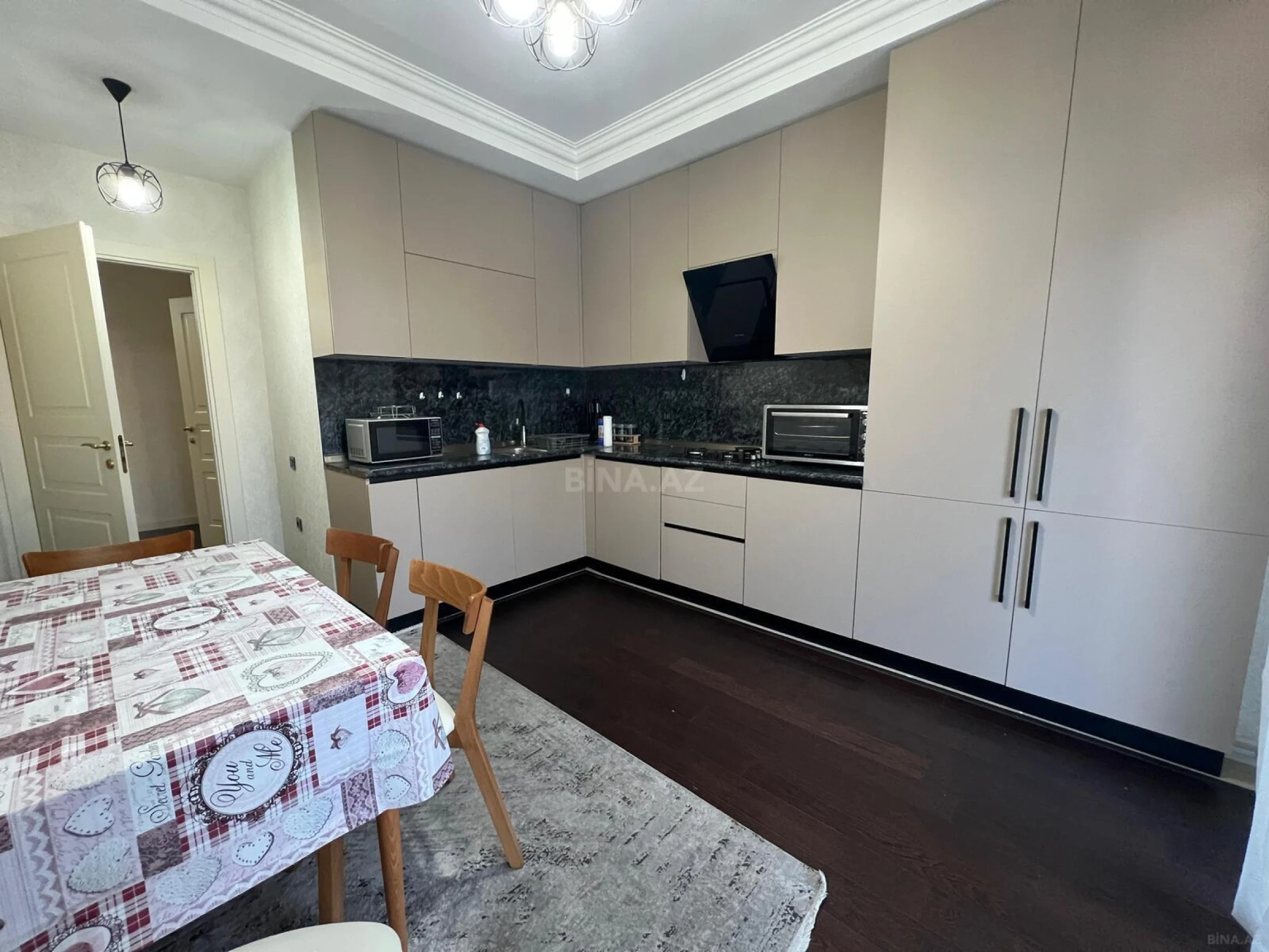 Satılır 4 otaqlı mənzil 178 m²