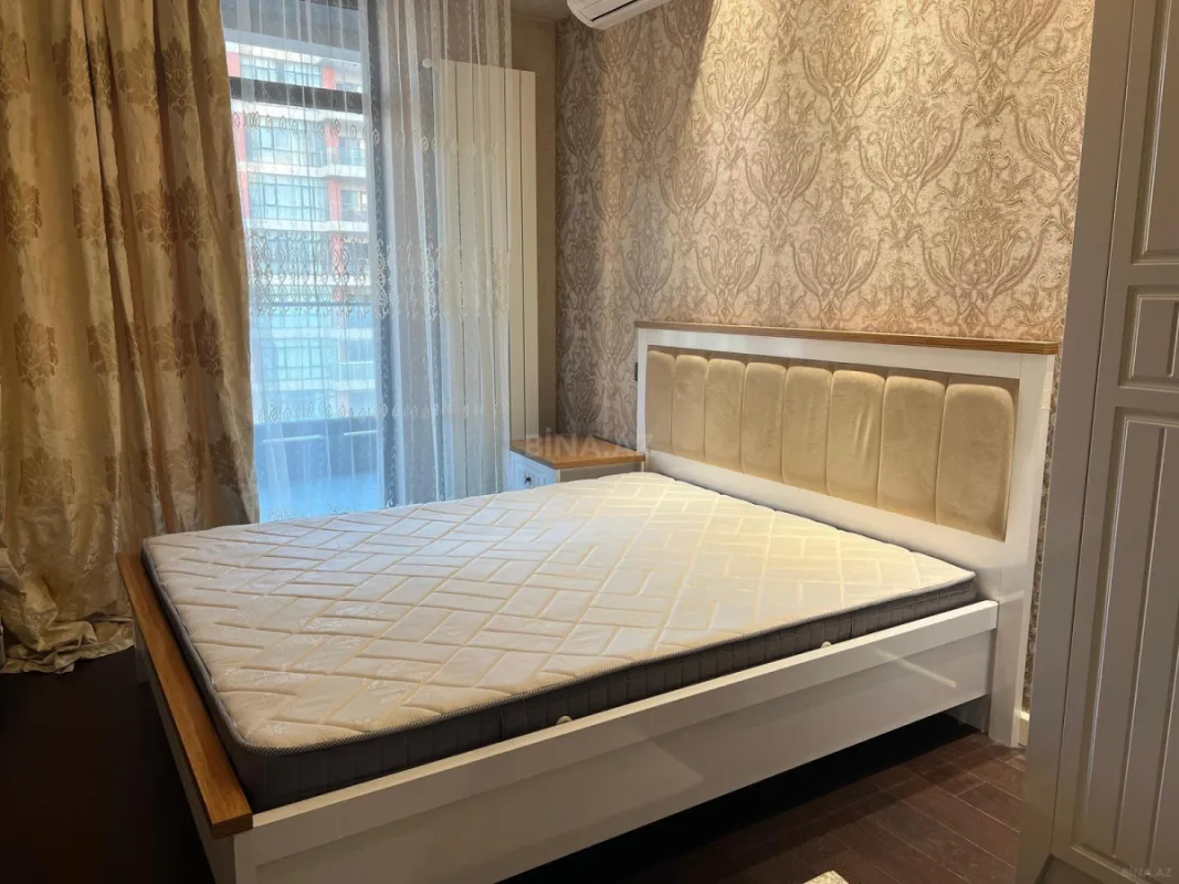 Satılır 4 otaqlı mənzil 178 m²