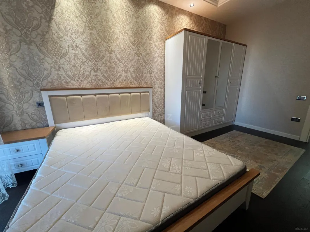 Satılır 4 otaqlı mənzil 178 m²