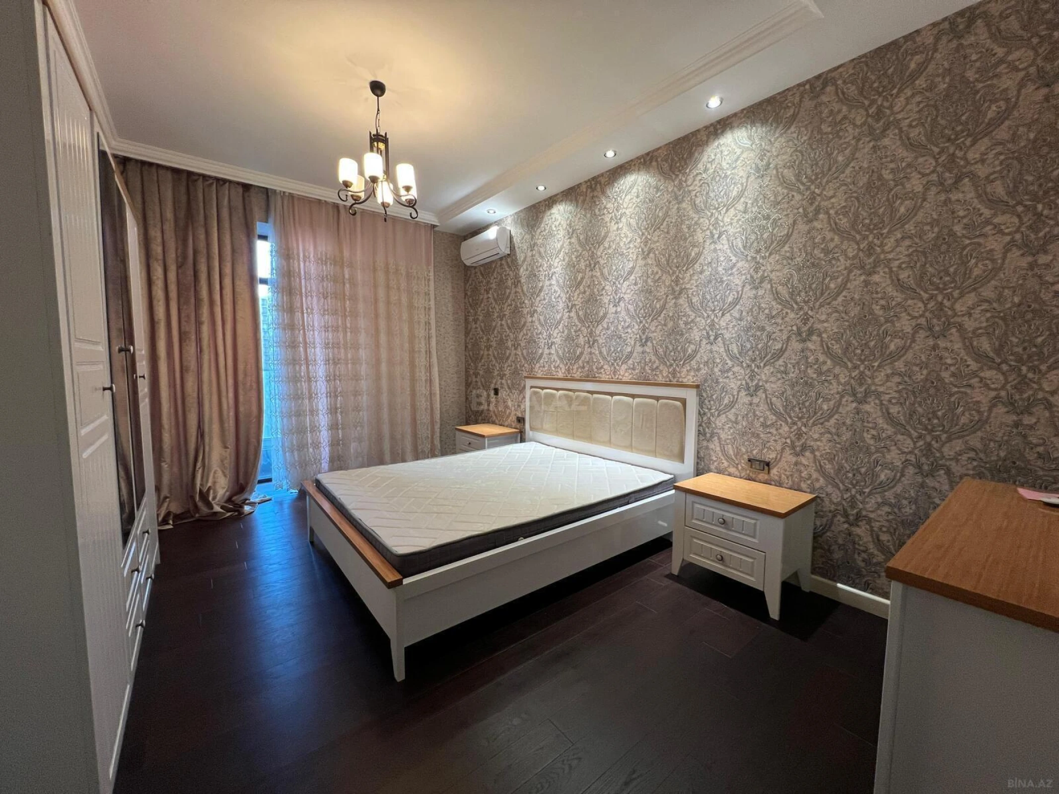 Satılır 4 otaqlı mənzil 178 m²