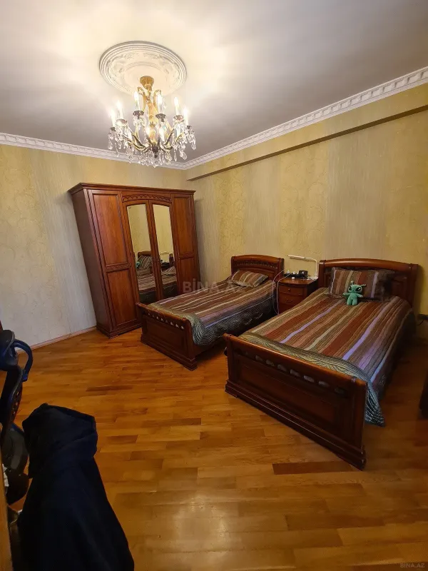 Satılır 3 otaqlı mənzil 130 m²