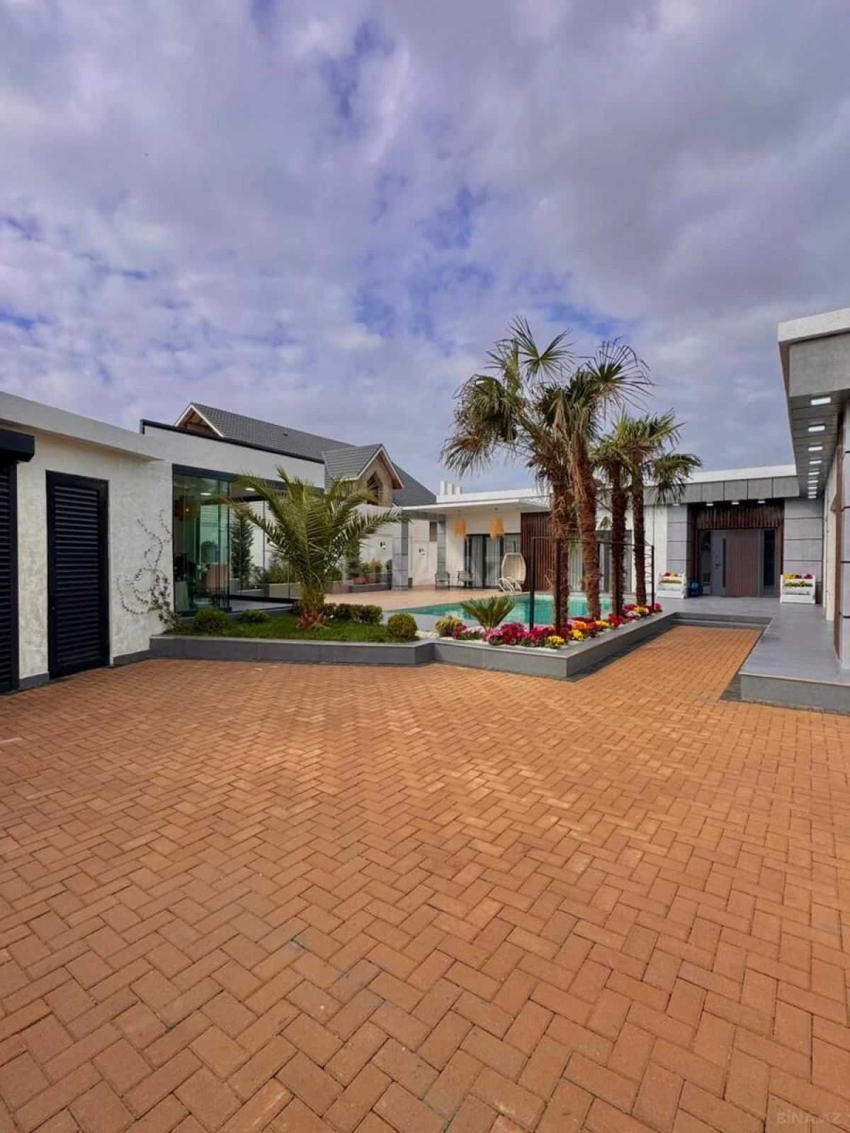 Satılır 5 otaqlı həyət evi 220 m²