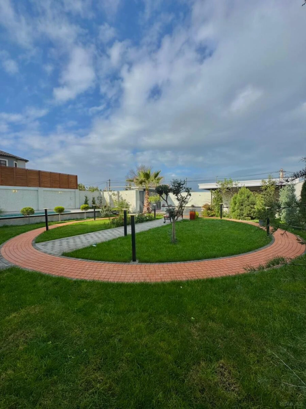 Satılır 6 otaqlı həyət evi 350 m²