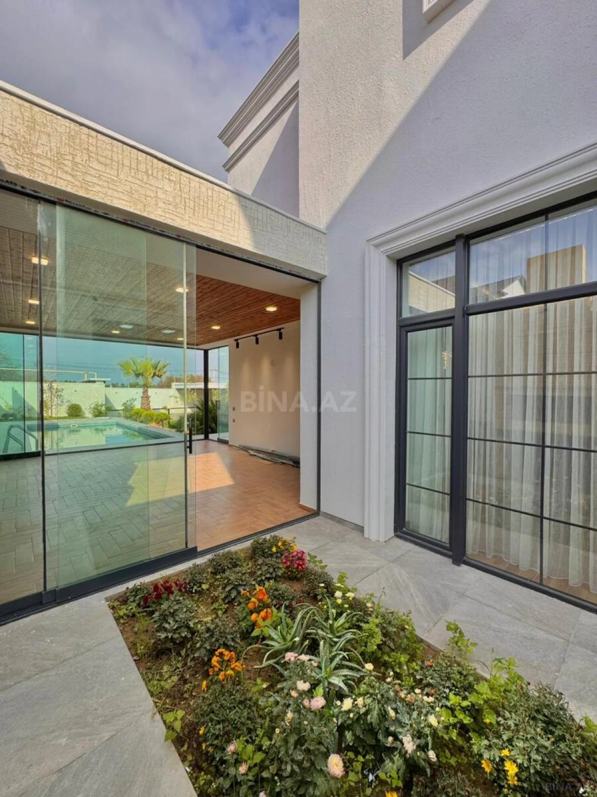 Satılır 6 otaqlı həyət evi 350 m²