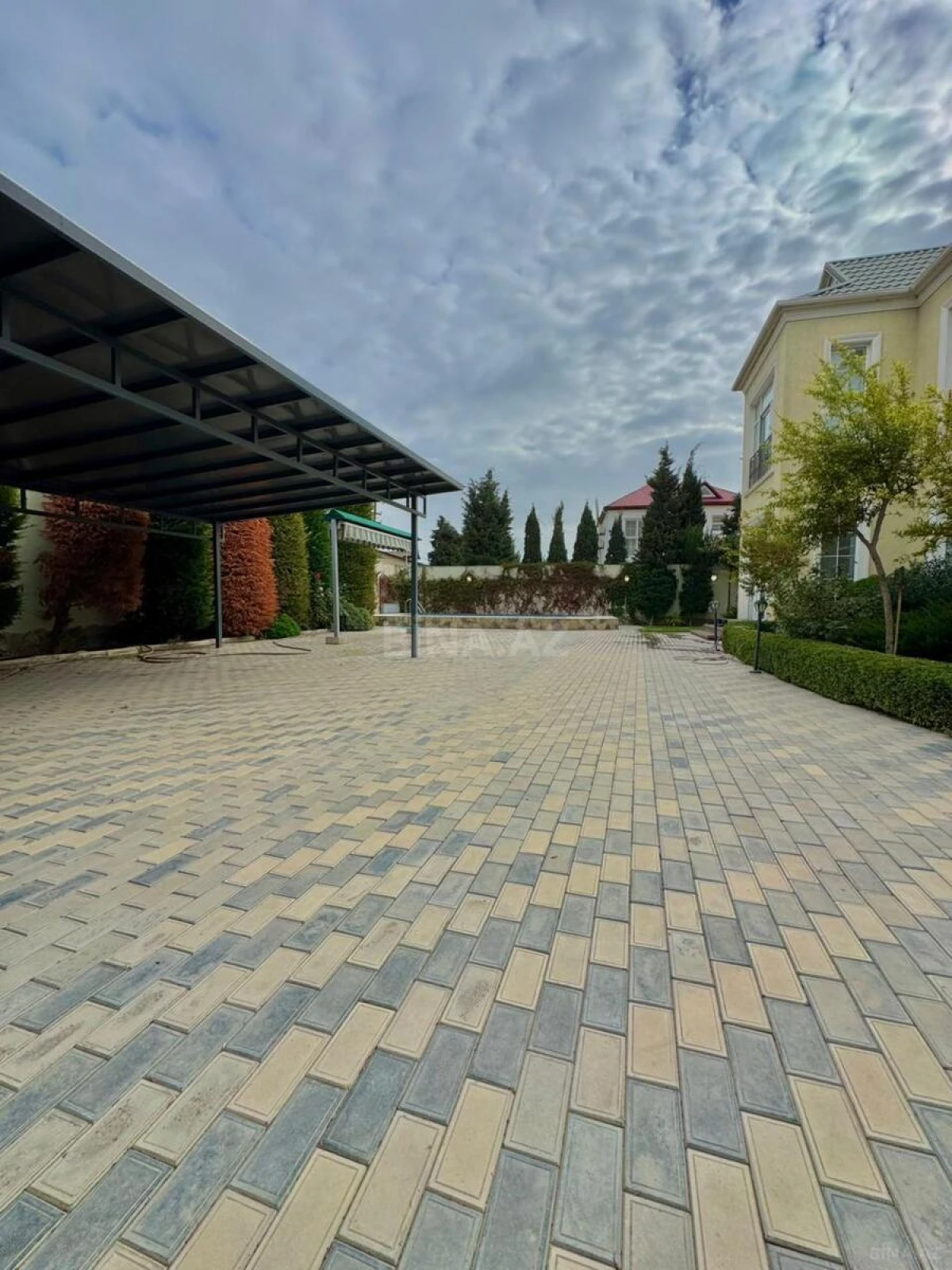 Satılır 5 otaqlı həyət evi 220 m²