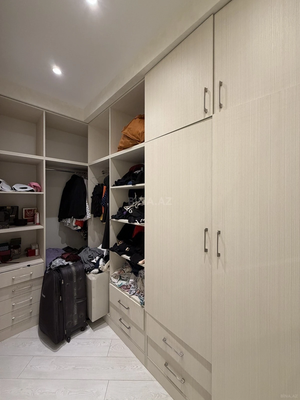 Satılır 3 otaqlı mənzil 135 m²