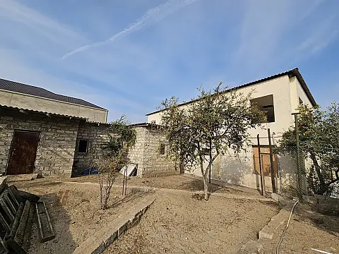 Satılır 6 otaqlı həyət evi 200 m²