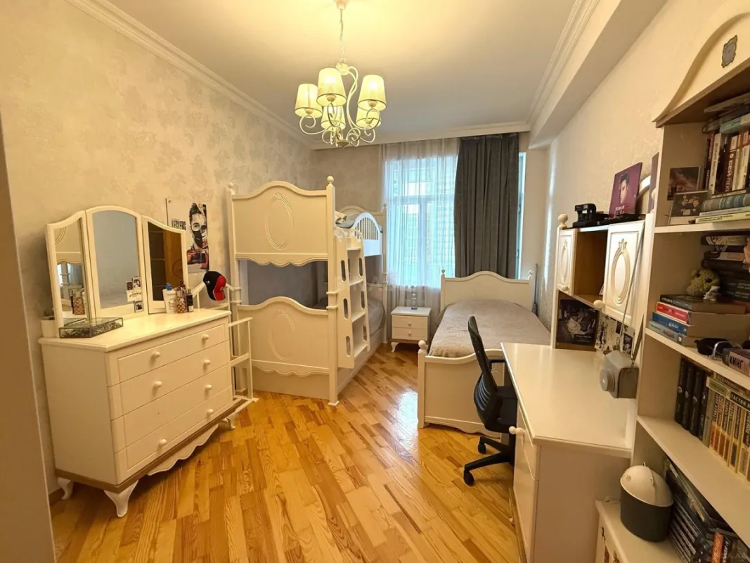 Satılır 3 otaqlı mənzil 154 m²