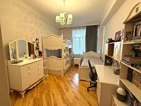 Satılır 3 otaqlı mənzil 154 m²