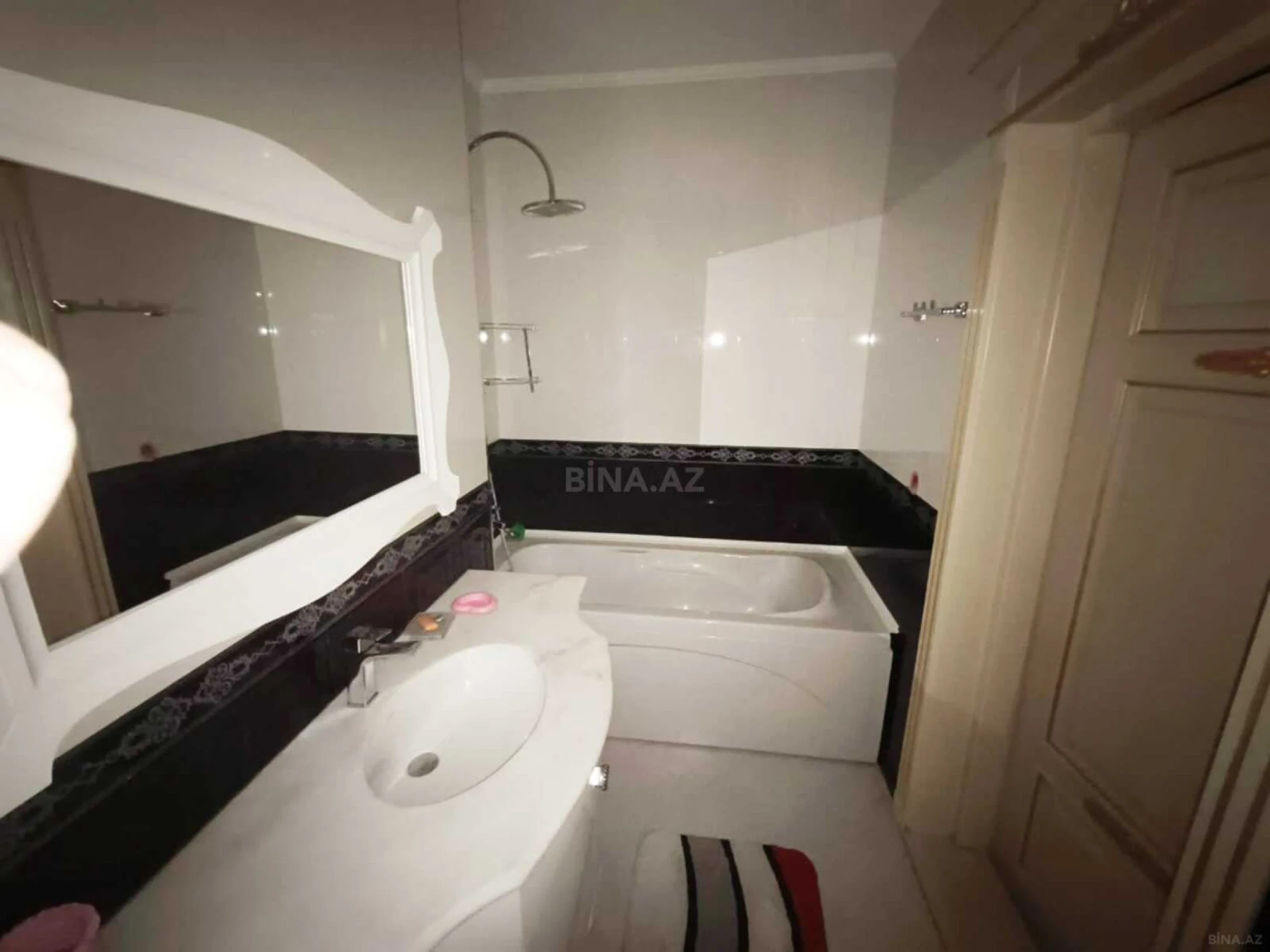 Kirayə verilir 5 otaqlı mənzil 221 m²