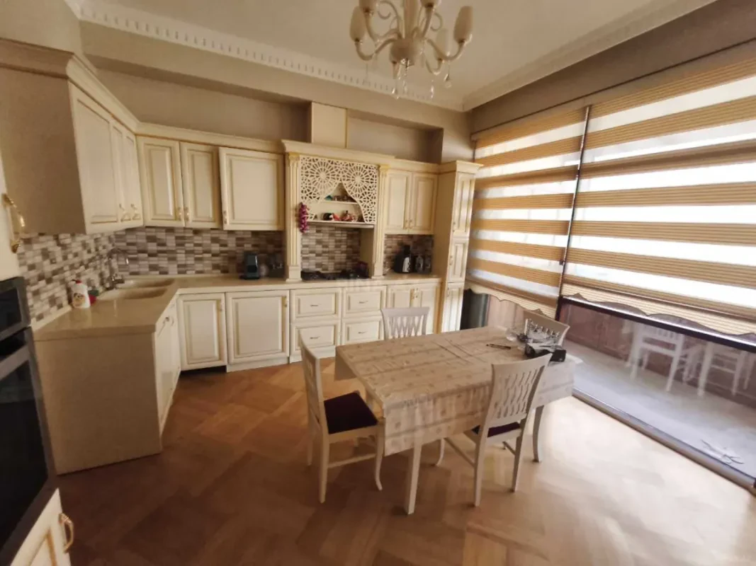 Kirayə verilir 5 otaqlı mənzil 221 m²