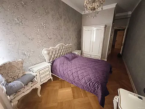 Kirayə verilir 5 otaqlı mənzil 221 m²