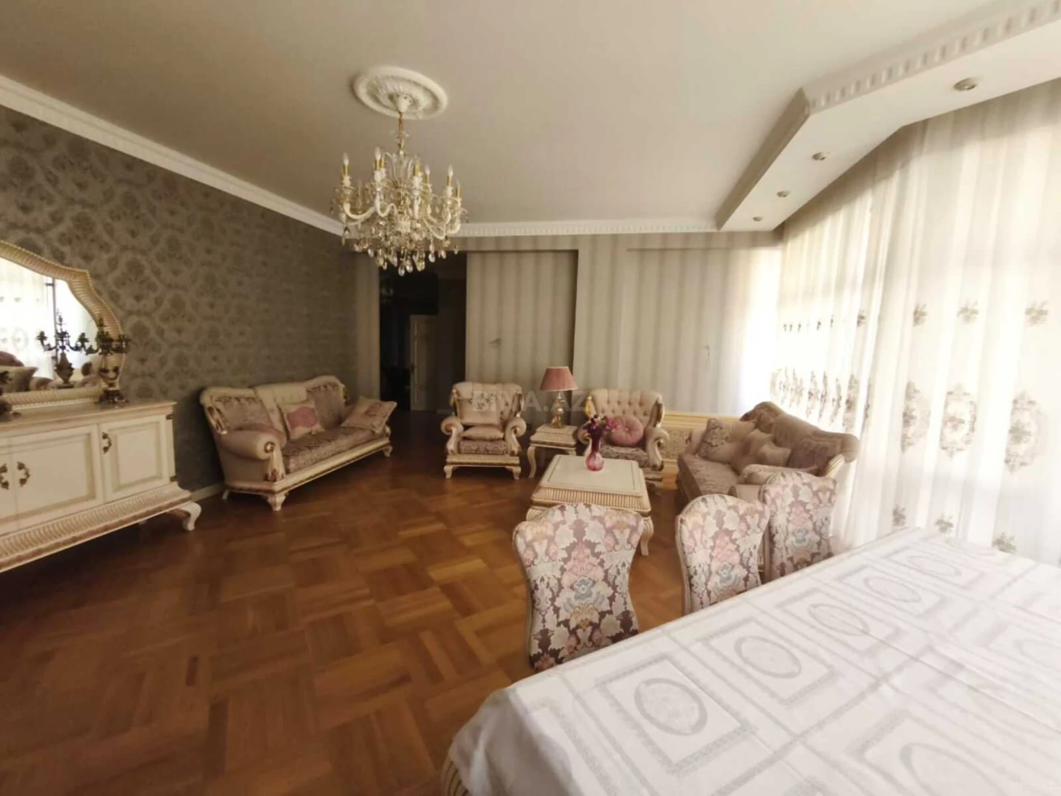 Kirayə verilir 5 otaqlı mənzil 221 m²