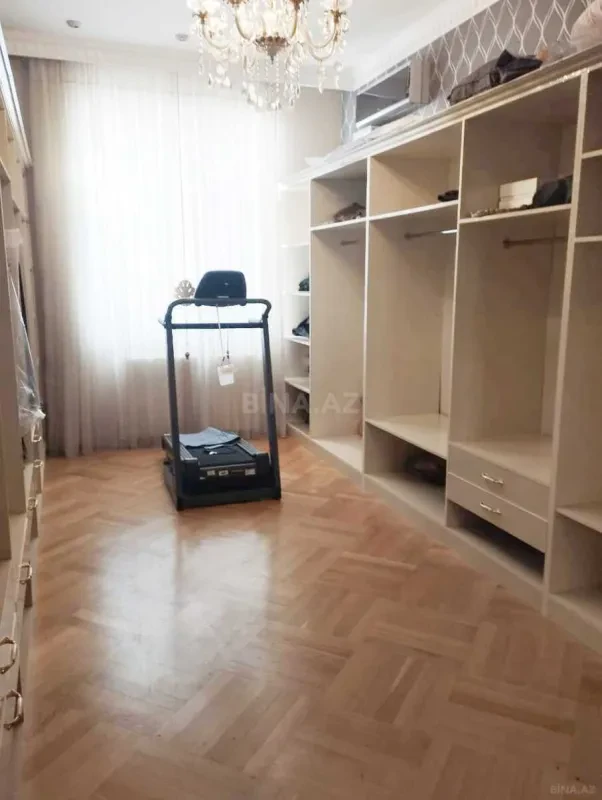 Kirayə verilir 5 otaqlı mənzil 221 m²