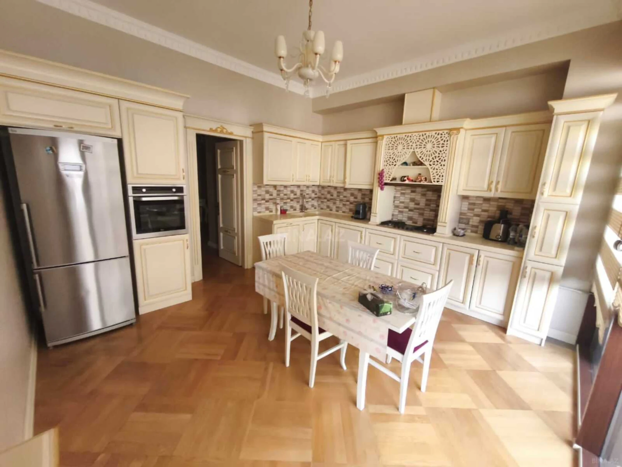 Kirayə verilir 5 otaqlı mənzil 221 m²