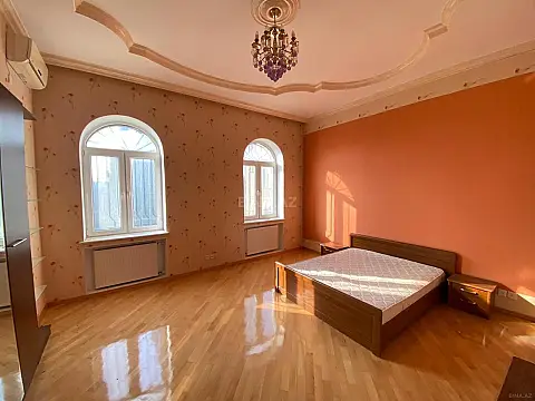 Satılır 7 otaqlı həyət evi 400 m²