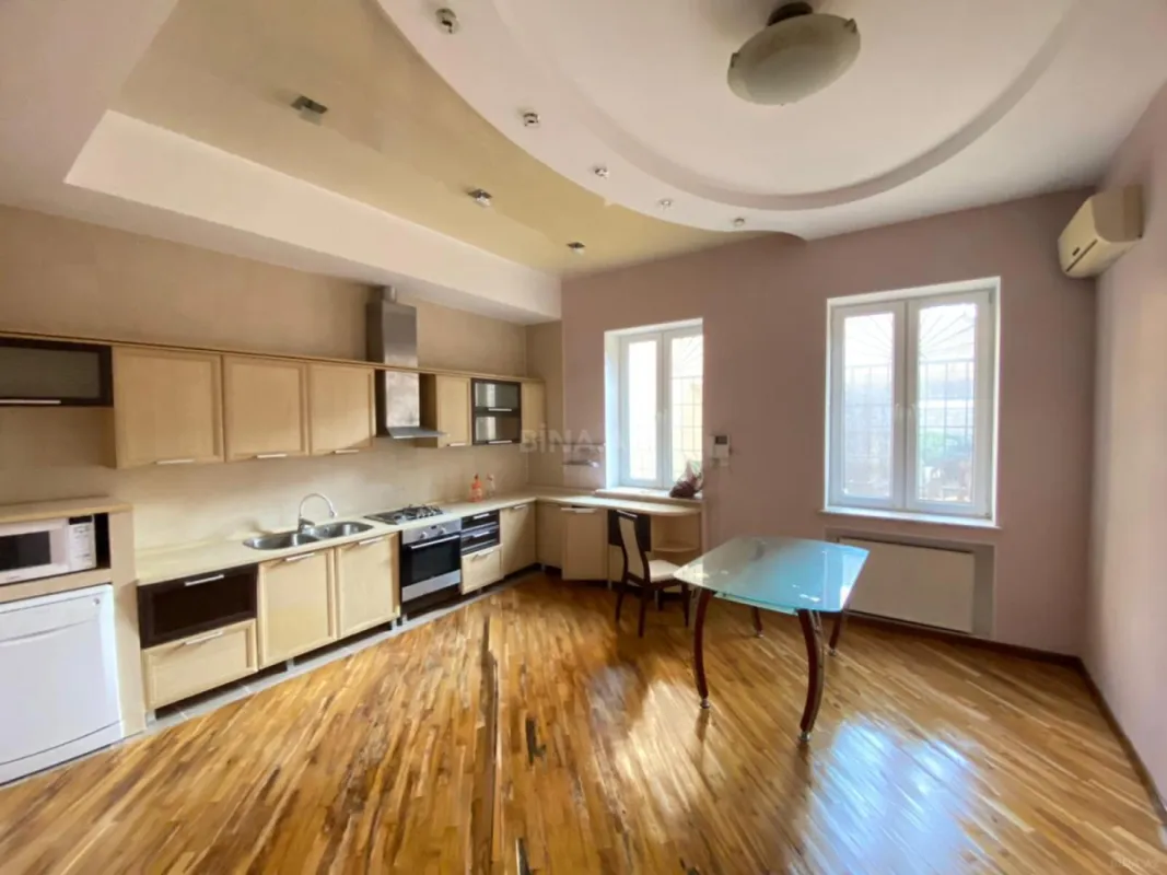 Satılır 7 otaqlı həyət evi 400 m²