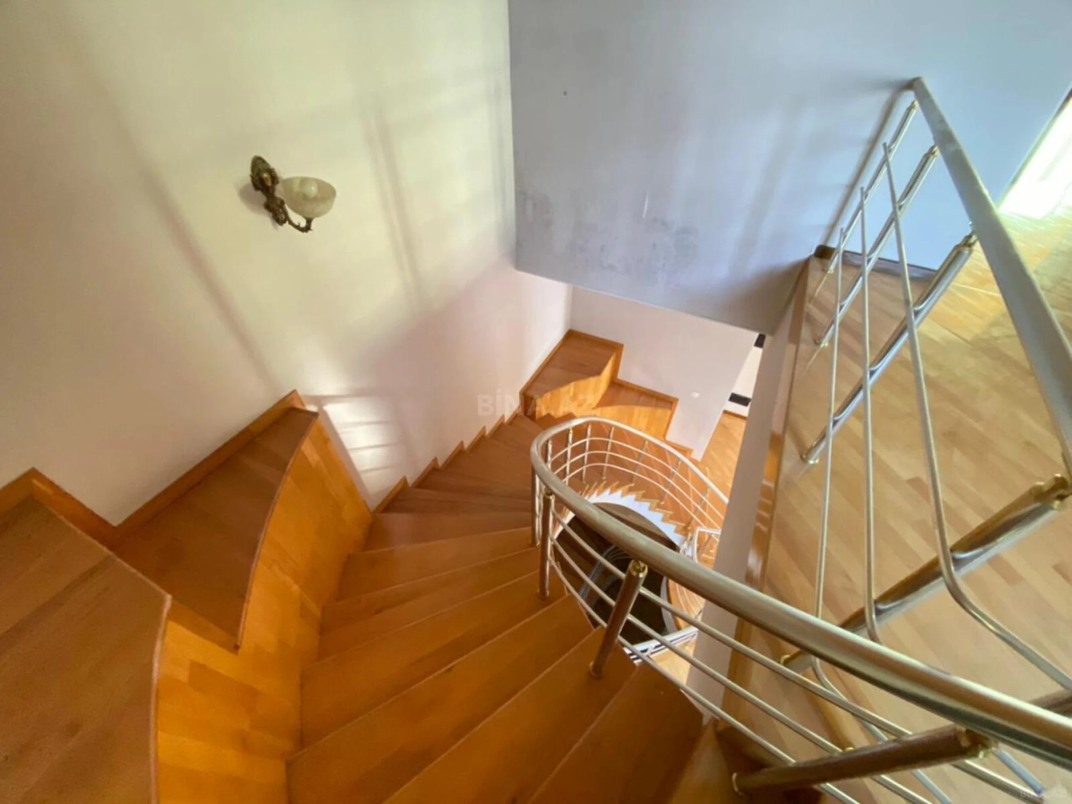 Satılır 7 otaqlı həyət evi 400 m²